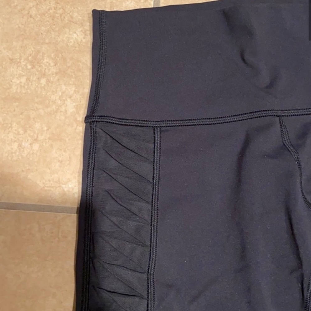 Lululemon black crops with ruched mesh